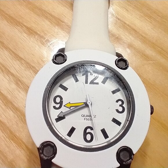 Watche - Picture 2 of 4